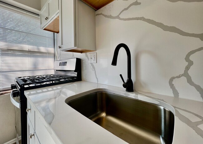 Foto del edificio - 6240 Nagel Ave