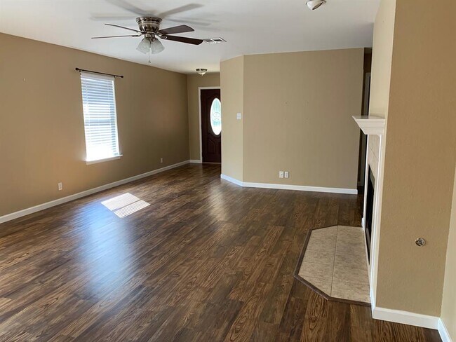 Building Photo - 305 Presidio Dr
