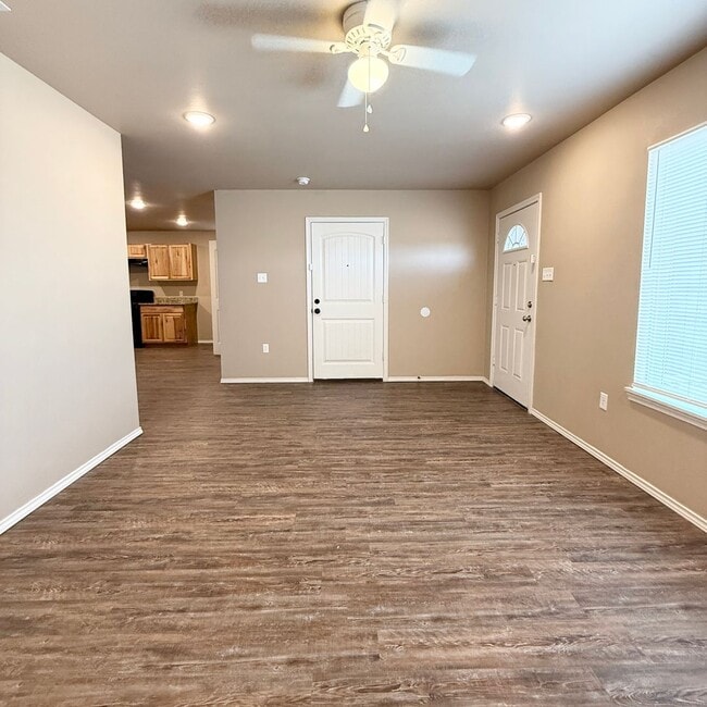 Building Photo - Move In Special 1/2 Off First Full Months ...