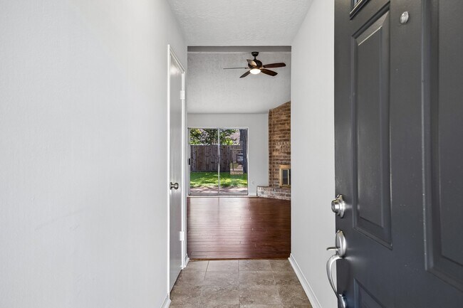 Building Photo - 1605 Cypress Hollow St