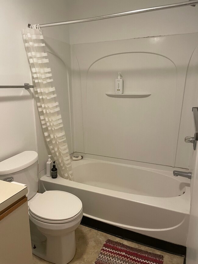 Building Photo - 120 Oak Ave