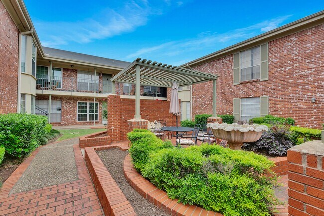Foto del edificio - 7920 Rockwood Ln