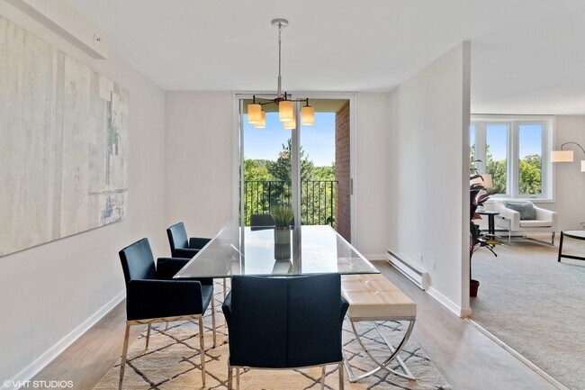 Comedor - Spinning Wheel Apartments