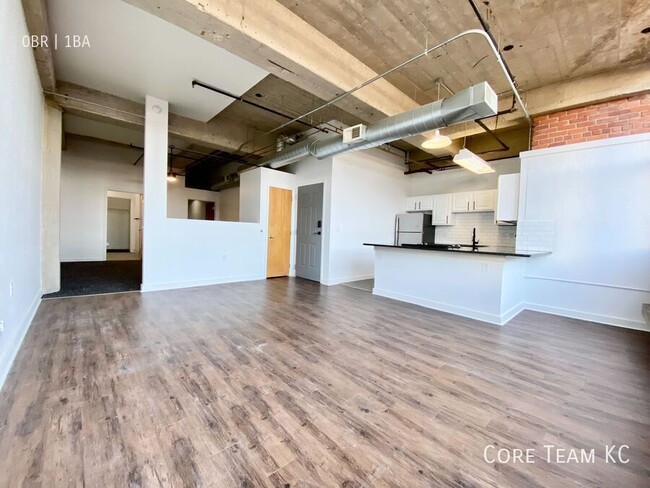 Building Photo - Renovated Spacious Loft For Rent in Downto...