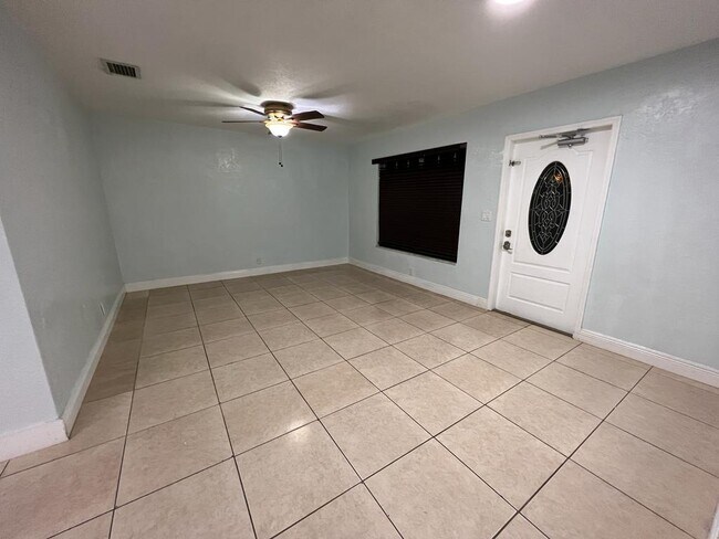 Foto del edificio - 6870 SW 5th Ct