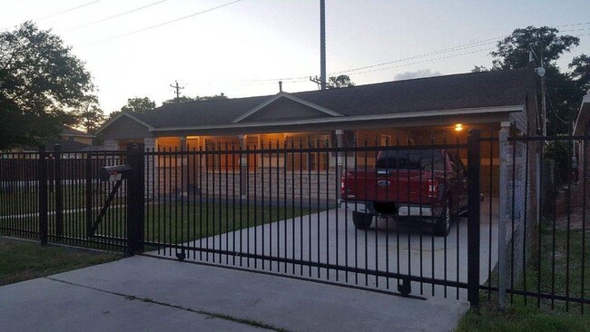 Foto del edificio - 701 Twin Oaks St