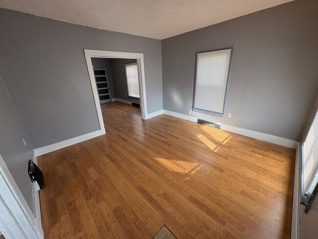 Building Photo - Spacious Home with Huge Backyard, Laundry included