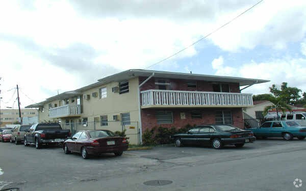 Building Photo - 380 E 50th St