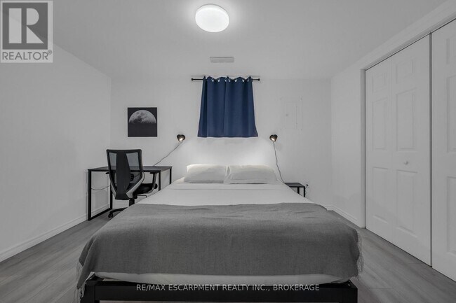 Photo du bâtiment - 16 Golden Blvd E