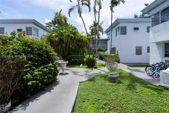 Foto del edificio - 8315 Byron Ave