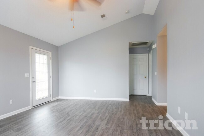 Foto del edificio - 255 Legend Oaks Dr