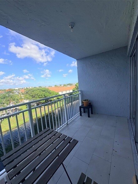 Building Photo - 9375 Fontainebleau Blvd