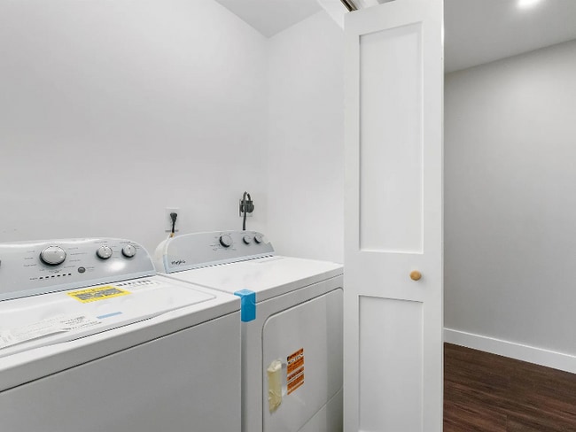 Building Photo - 84 Old Lake Shore Rd