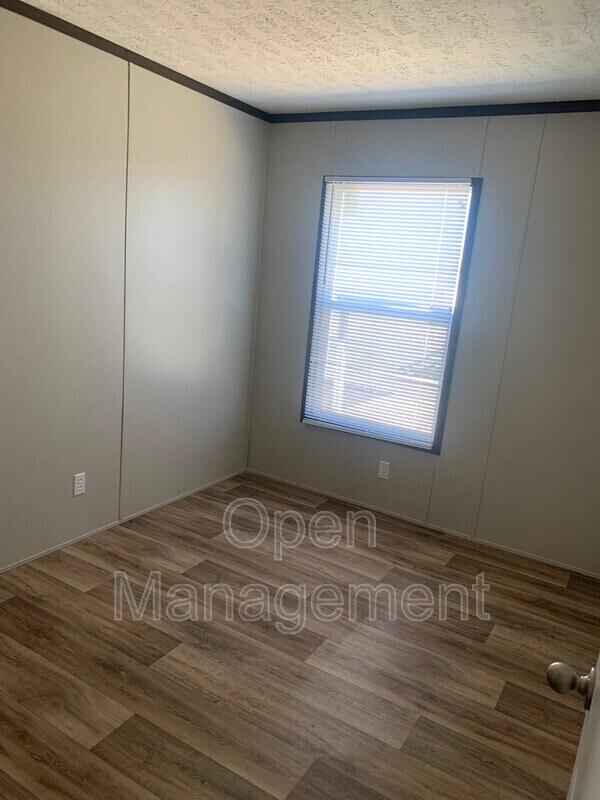 Building Photo - 3202 Diamond Dr