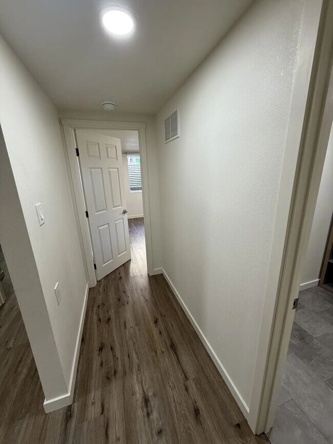 Foto del edificio - Newly Renovated Basement Unit with Private Fully Fenced Back Yard and Exclusive Parking Area