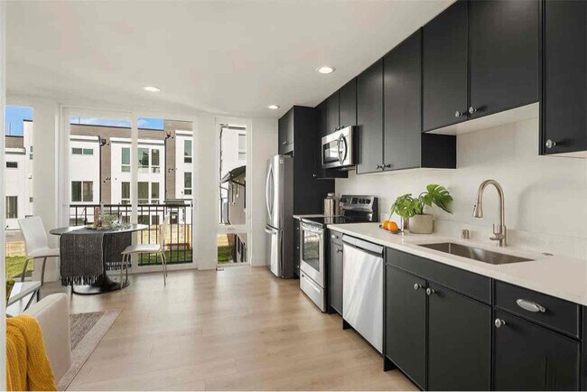 Building Photo - 913 28th Ave S