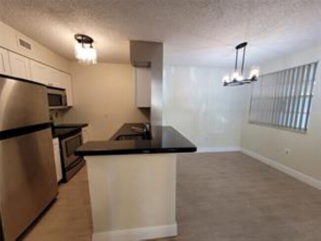 Building Photo - 2861 N Oakland Forest Dr