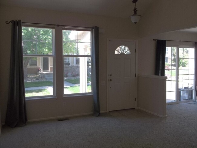 Foto del edificio - Beautiful 2 Bedroom Townhome Steps from Pa...