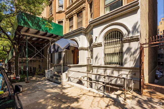 Building Photo - 255 W 92nd St