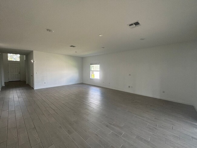 Building Photo - Great Location W/ A View!!!!