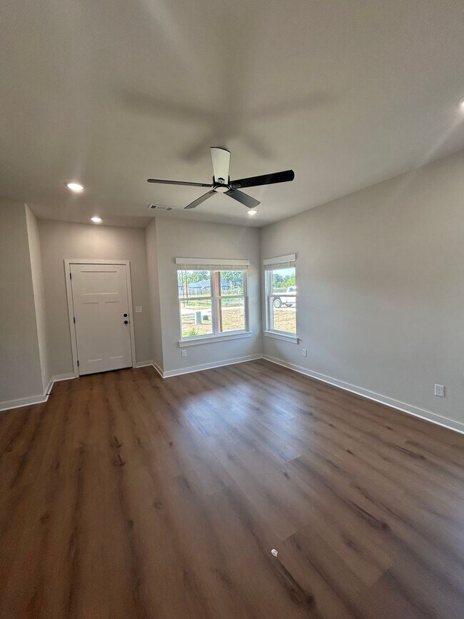 Foto del edificio - 621-623 Cosmos St
