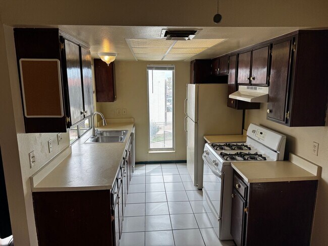 Foto del edificio - No Minimum Credit Score Needed. Central living, next to community pools.