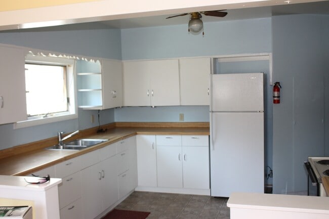 Building Photo - 111 E Montezuma Ave