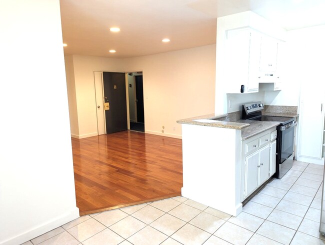 Building Photo - 1533 Hi Point St