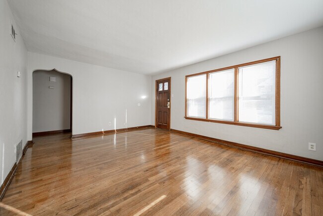 Foto del edificio - NOW OFFERING FIRST FULL MONTH FREE IF MOVE...