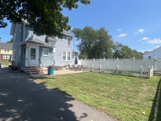 Building Photo - 12 Hillview Ave