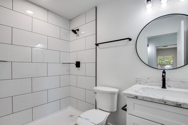 Foto del edificio - 1221 E 13th St