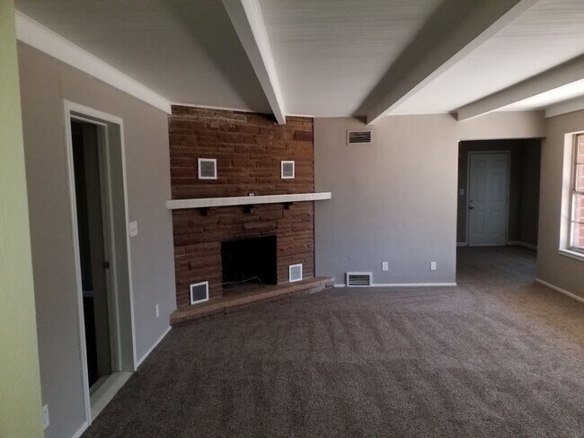 Building Photo - COMING SOON! Large Northland home for rent...