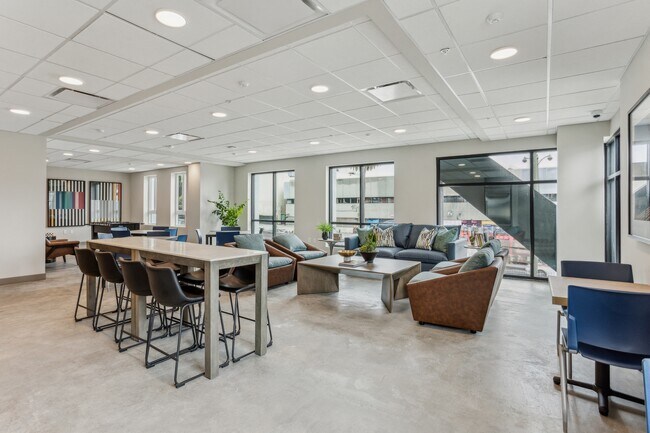 Salón en los apartamentos asequibles Bryson Legacy en Los Ángeles, CA - Bryson Legacy