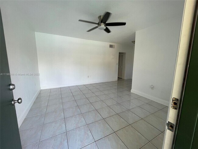 Building Photo - 1975 NE 135th St