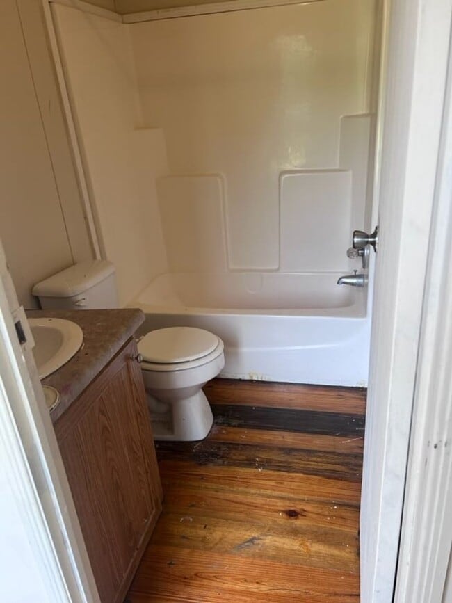 Building Photo - 3 Bedroom Home -ALL UTILITIES INCLUDED!