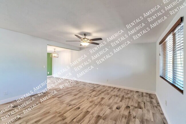 Foto del edificio - 330 E Mountain Vista Dr