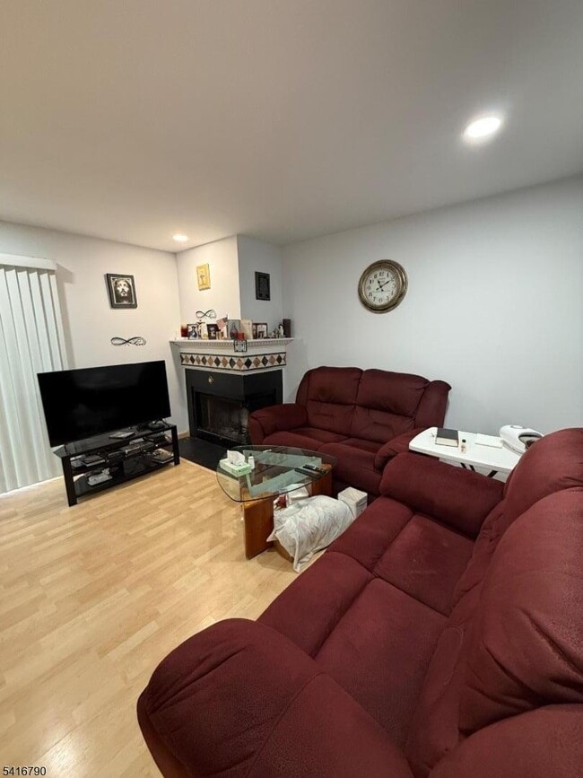 Building Photo - 195 Matlook Pl