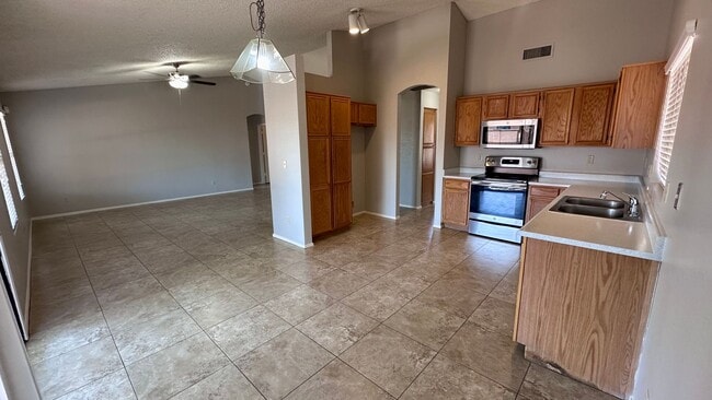 Building Photo - Freshly Painted Glendale Home