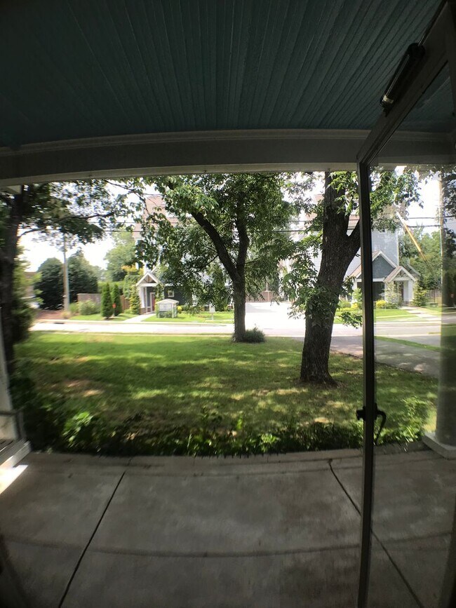 Foto del edificio - Huge 2 Bed/1 Bath Bungalow with Fenced Yar...