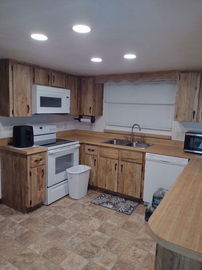 Building Photo - 3 - 2 in Fruitland Park