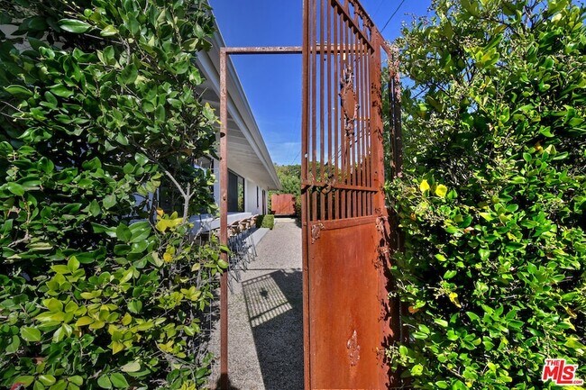 Foto del edificio - 2145 Linda Flora Dr