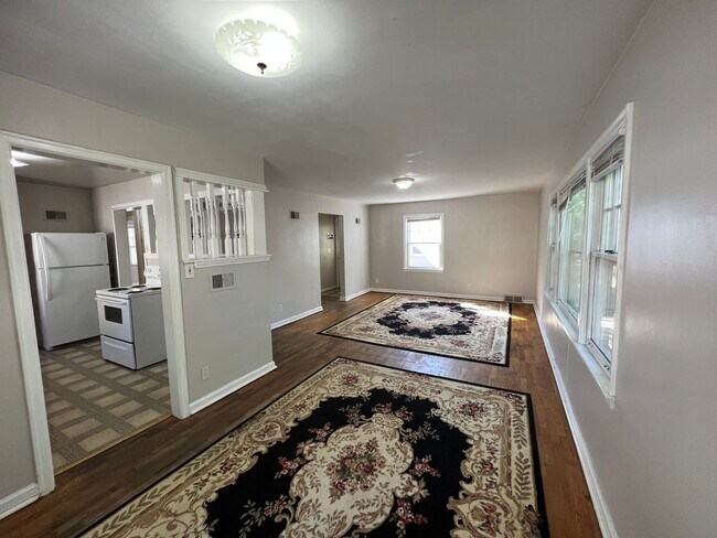 Foto del edificio - Steps from Kansas State University! Spacious 4-Bedroom Duplex