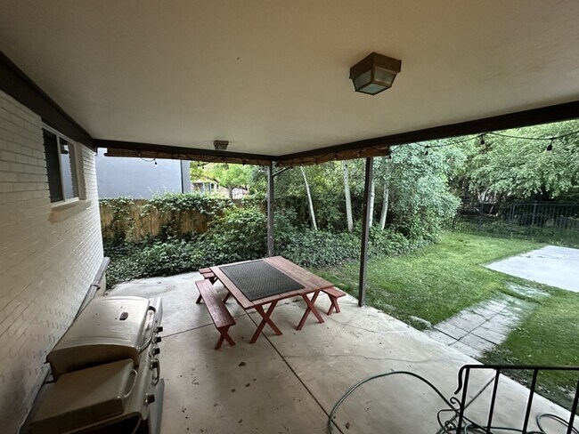 Foto del edificio - 2129 Creek Way