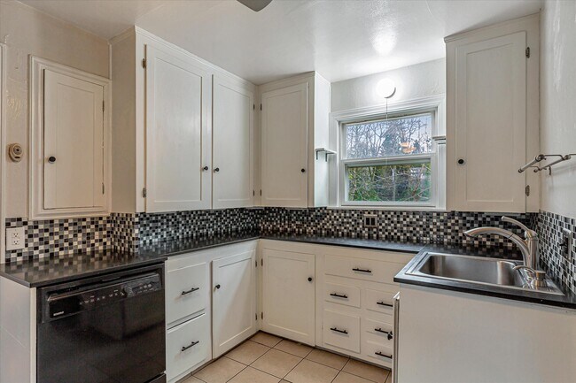 Foto del edificio - 11420 Roseberg Ave S