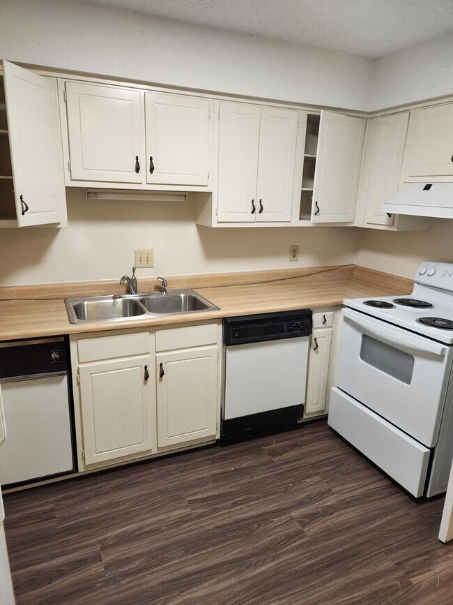 Building Photo - Chapel Hill / The Oaks Townhome