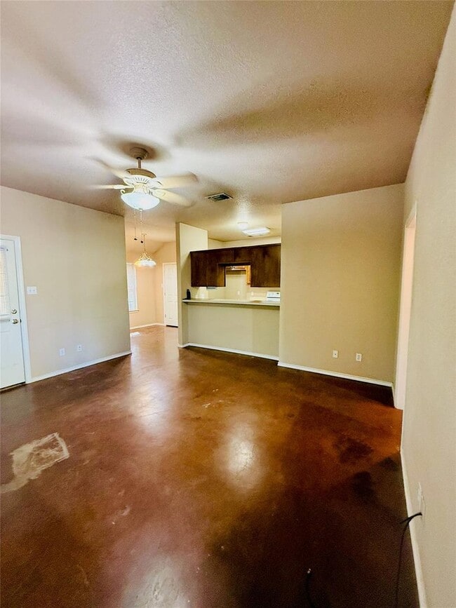 Building Photo - Charming 2-2 Duplex