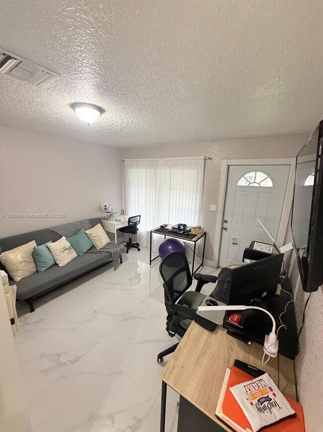 Foto del edificio - 3330 NW 17th Ct