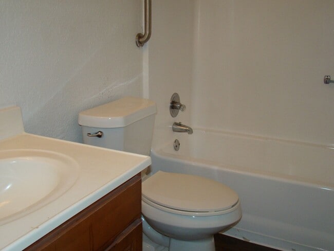 Building Photo - LIIMTED TIME PRICING! The Price Will Not! ...