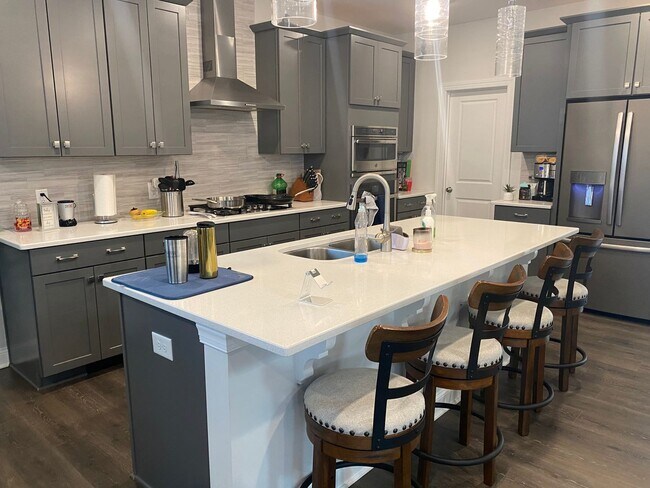 Foto del edificio - Brier Creek Living in a 4 Bedroom 3.5 Bath...