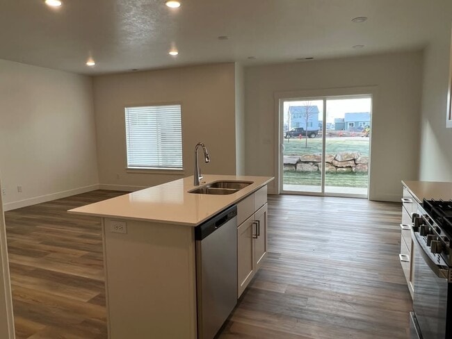 Building Photo - 706 W 575 N